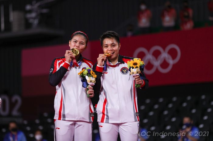 Pasangan ganda putri Indonesia, Greysia Polii/Apriyani Rahayu, berpose di podium dengan medali emas Olimpiade Tokyo 2020 di Musashino Forest Plaza, Senin (2/8/2021).