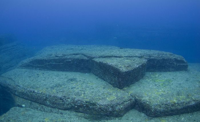 Monumen Yonaguni Jima yang berbentuk mirip kura-kura. Masaaki Kimura berpendapat ada hubungannya dengan legenda Ryuujin.