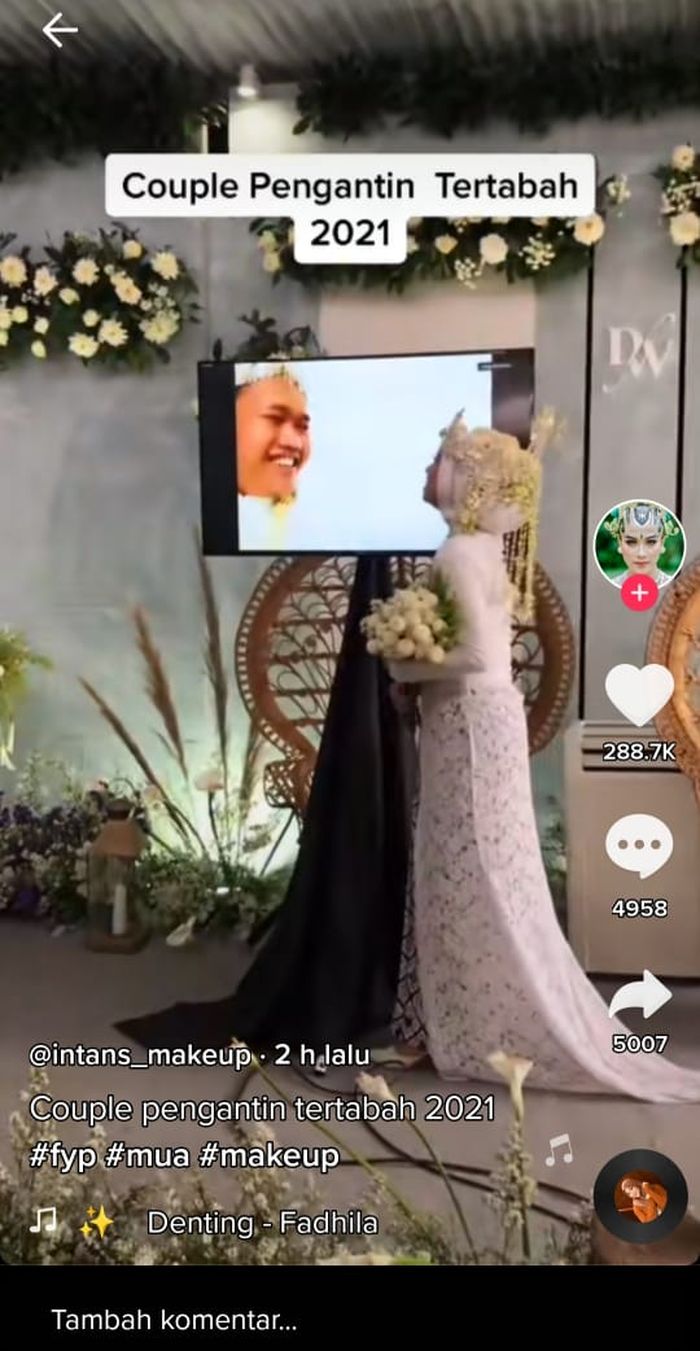Cuplikan video pasangan pengantin menikah secara virtual.