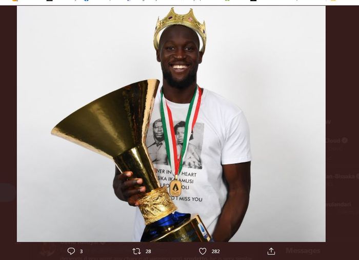 Bomber Inter Milan, Romelu Lukaku, berpose dengan trofi juara Liga Italia.