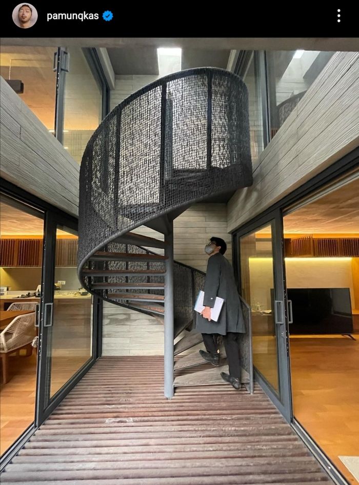Tangga di rumah artis Pamungkas.