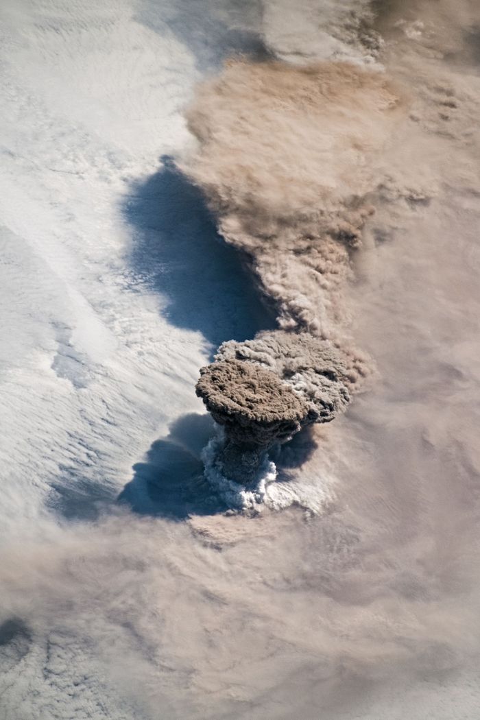 Kedahsyatan gunung api dilihat dari luar angkasa. Pada 22 Juni 2019, astronaut di Stasiun Luar Angkasa Internasional menangkap gambar gumpalan abu besar yang naik dari Raikoke di Kepulauan Kuril, Rusia. Gumpalan awan panas mencapai ketinggian 10-13 kilometer dan menciptakan endapan abu setebal 10 cm.