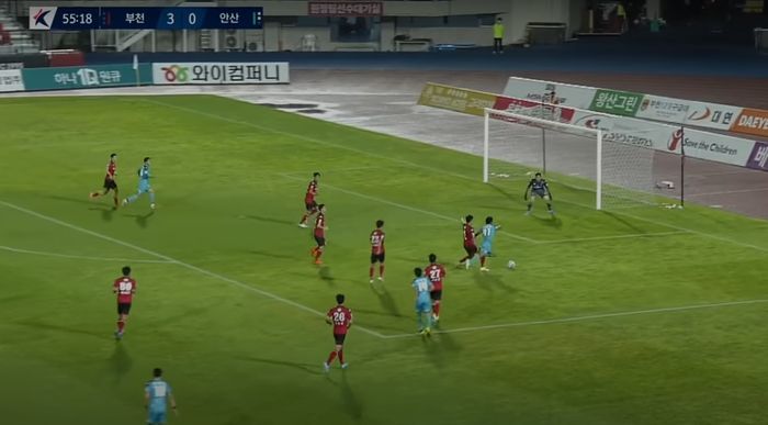 Momen Asnawi Mangkualam memenangi penalti dalam laga Bucheon FC vs Ansan Greeners (8/8/2021).