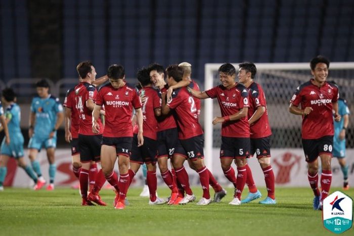 Para pemain Bucheon FC merayakan gol ke gawang Ansan Greeners dalam laga pekan ke-24 K-League 2, Minggu (8/8/2021).