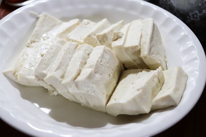 Meski miliki citarasa lezat dengan banyak protein,  sering makan tahu putih ternyata bisa datangkan penyakit, berikut penjelasannya.