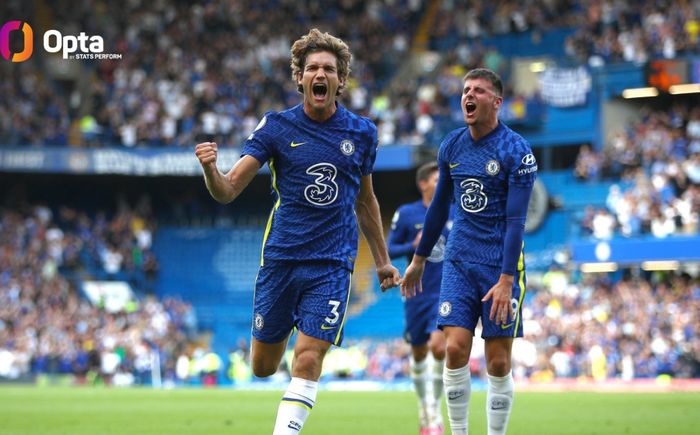 Marcos Alonso saat merayakan golnya untuk Chelsea.