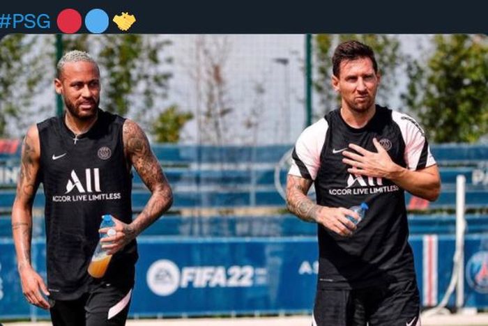 Neymar dan Lionel Messi dalam sesi latihan bersama Paris Saint-Germain.