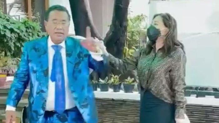 Pengacara kondang Hotman Paris Hutapea siap menempuh jalur hukum seusai dikecewakan oleh retail minuman merk Kopi Kenangan, Jumat (13/8/2021). Saat bersemangat menegur Kopi Kenangan, sang asisten pribadi tiba-tiba meminta agar Hotman tenang supaya tak kena stroke. 