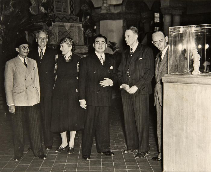 Ida Anak Agung Gede Agung (tengah) saat mengunjungi Tropenmuseum, Belanda tahun 1948. Dia menyaksikan banyak peninggalan Indonesia Timur, seperti Bali, dipamerkan di museum itu.