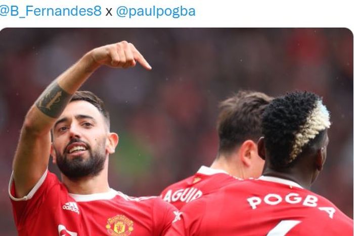 Gelandang Manchester United, Bruno Fernandes, melakukan selebrasi bareng Paul Pogba usai mencetak gol ke gawang Leeds United dalam laga Liga Inggris di Stadion Old Trafford, Sabtu (14/8/2021).