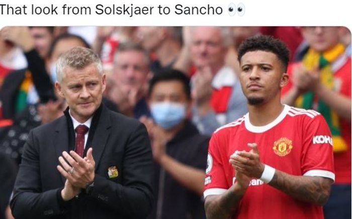 Pelatih Manchester United, Ole Gunnar Solskjaer, tepuk tangan bareng Jadon Sancho ketika melawan Leeds United dalam laga Liga Inggris di Stadion Old Trafford, Sabtu (14/8/2021).