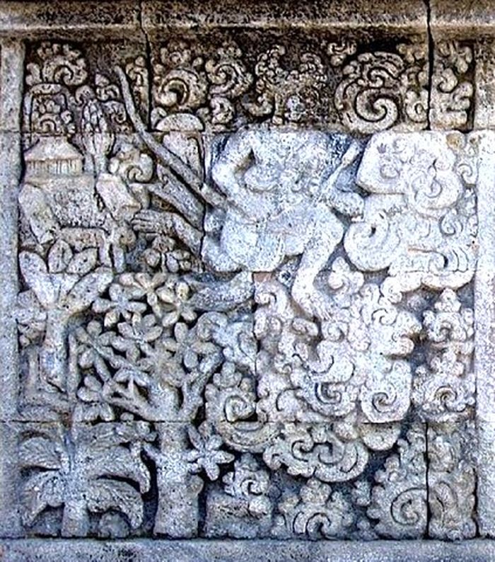 Candi Penataran ini memiliki relief yang diyakini adalah pohon kamboja. Figur didekatnya diyakini adalah Hanoman, tokoh dari kisah Ramayana.
