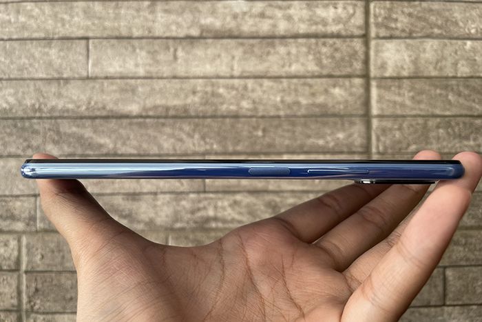 Karakter Mi 11 Lite yang sangat tipis, ringan, dan nyaman dalam genggaman.