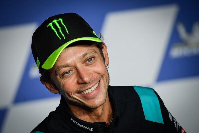 Pembalap Petronas Yamaha SRT, Valentino Rossi, saat mengumumkan rencana pensiun dalam konferensi pers jelang MotoGP Styria, Kamis (4/8/2021).