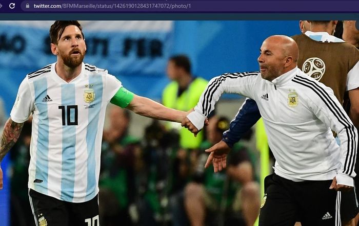 Lionel Messi (kiri) bersama mantan pelatihnya di timnas Argentina, Jorge Sampaoli.