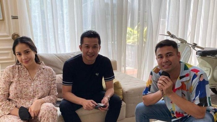 Taufik Hidayat (tengah) foto bersama Raffi Ahmad dan Nagita Slavina 