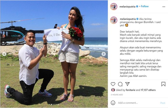 Melanie Putria dilamar sang kekasih.