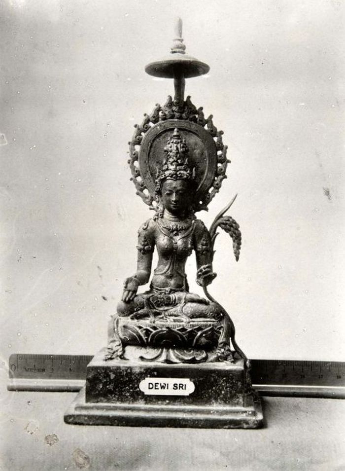 Arca Dewi Sri, sekitar 1920-1930. Foto oleh Georg Friedrich Johannes Bley.
