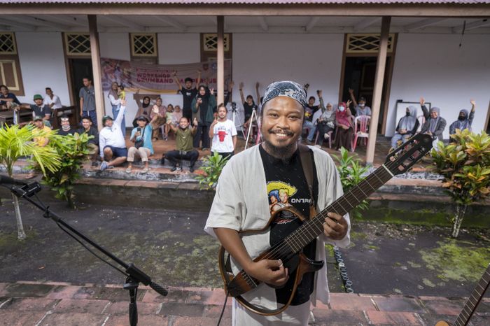 Is atau Mohammad Istiqomah Djamad, mantan biduan Payung Teduh, memberikan lokakarya penciptaan lagu untuk anak-anak muda Bandaneira. 