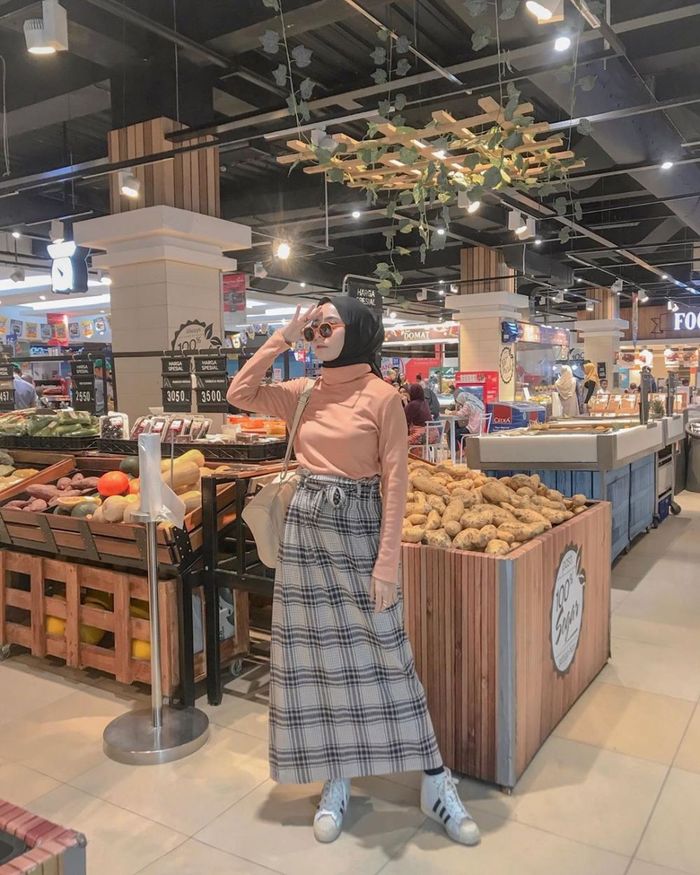 Model rok kekinian yang lagi ngetren buat hijabers: tartan skirt
