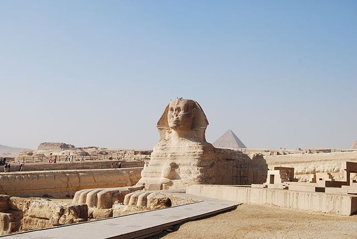 Bagi orang Mesir, sphinx adalah pelindung. Dibangun untuk menjaga keluarga kerajaan, sering ditemukan di dekat pemakaman kerajaan dan pintu masuk kuil.
