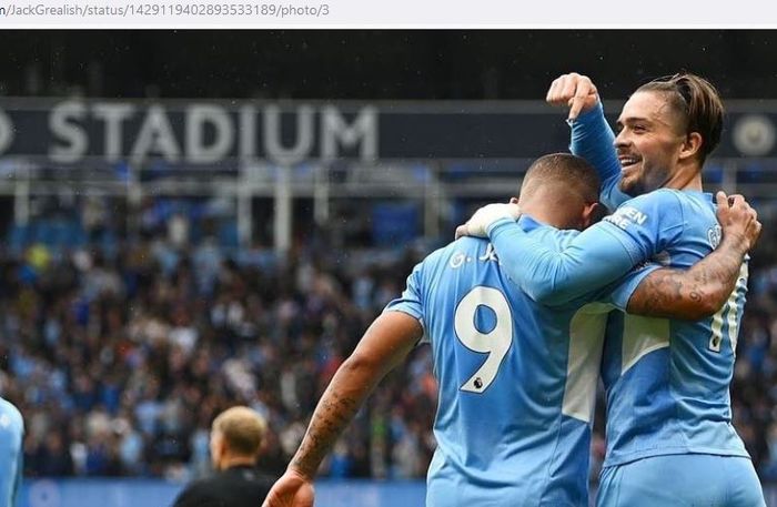 Gelandang Manchester City, Jack Grealish, merayakan gol bersama Gabriel Jesus dalam laga Liga Inggris kontra Norwich City di Stadion Etihad, Sabtu (21/8/2021).