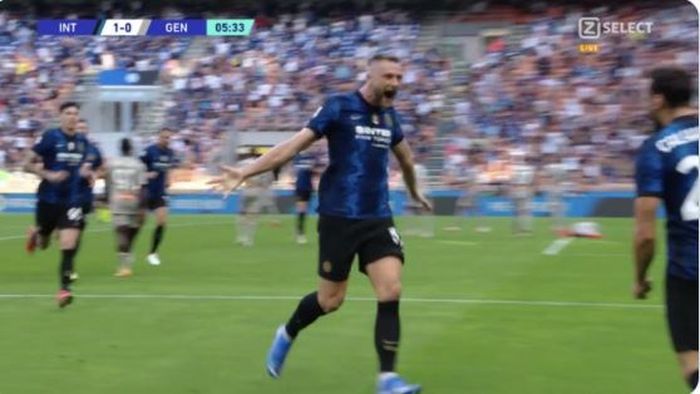 Bek Inter Milan, Milan Skriniar, merayakan gol yang dicetak ke gawang Genoa dalam laga Liga Italia di Stadion Giuseppe Meazza, Sabtu (21/8/2021).