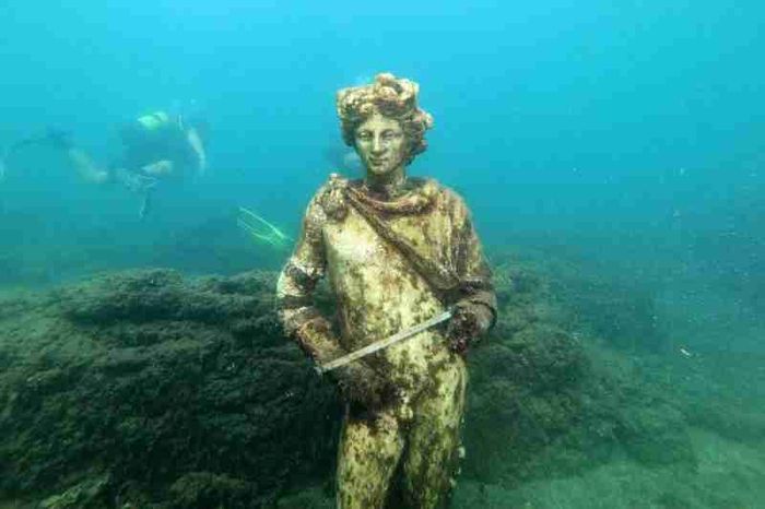 Replika patung Dionysus dengan mahkota ivy di reruntuhan kuno Baiae.