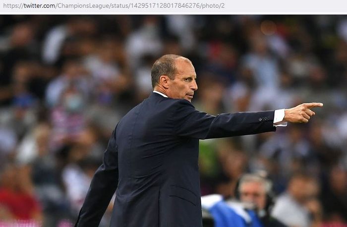 Pelatih Juventus, Massimiliano Allegri, memberikan instruksi kepada anak-anak asuhnya dalam laga Liga Italia kontra Udinese di Stadion Dacia Arena, Minggu (22/8/2021).