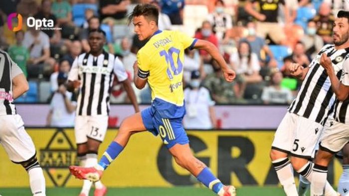 Striker Juventus, Paulo Dybala, mencetak gol ke gawang Udinese dalam laga Liga Italia di Stadion Dacia Arena, Minggu (22/8/2021).