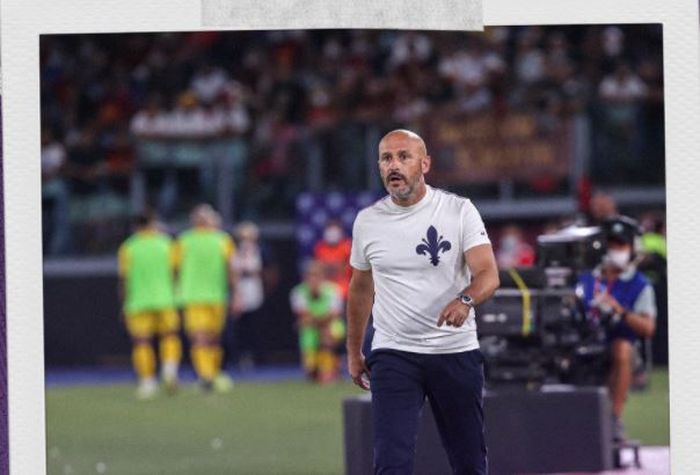 Ekspresi pelatih Fiorentina, Vincenzo Italiano, dalam laga Liga Italia kontra AS Roma di Stadion Olimpico, Minggu (22/8/2021).