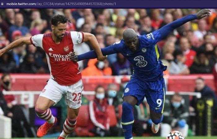 Penyerang Chelsea, Romelu Lukaku (kanan), dikawal bek Arsenal, Pablo Mari, dalam pertandingan pekan kedua Liga Inggris di Stadion Emirates, London, Inggris, Minggu (22/8/2021)