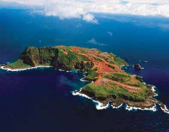 Pulau Phillip yang terletak di Teritori Pulau Norfolk, Australia. Lapisan permukaan tanah pulau ini tergerus akibat babi, kambing, dan kelinci yang didatangkan manusia.