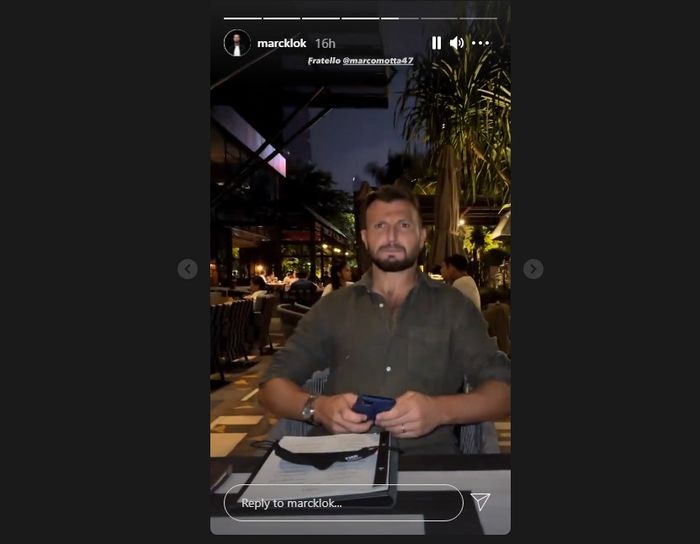 Bek Persija Marco Motta bertemu dengan gelandang Persib Marc Klok (22/8/2021). 