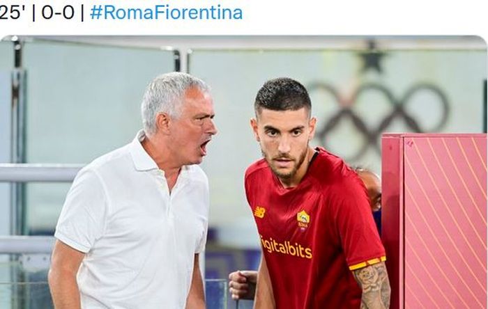 Pelatih AS Roma, Jose Mourinho, memberikan instruksi kepada Lorenzo Pellegrini, dalam laga Liga Italia kontra Fiorentina di Stadion Olimpico, Minggu (22/8/2021).