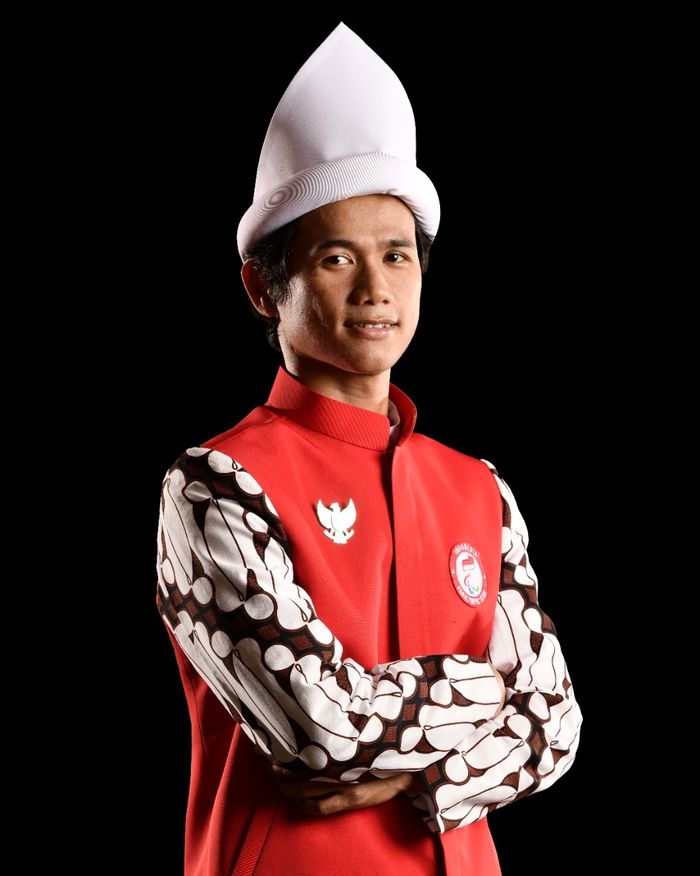 Atlet para-renang, Jendi Panggabean, berpose dengan jaket yang dikenakan defile Indonesia pada upacara pembukaan Paralimpiade Tokyo 2020.