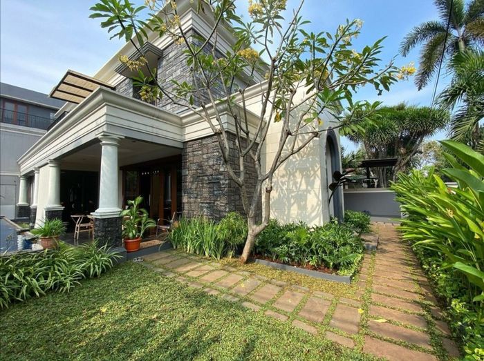 Eksterior dan taman di rumah artis Ari Lasso.