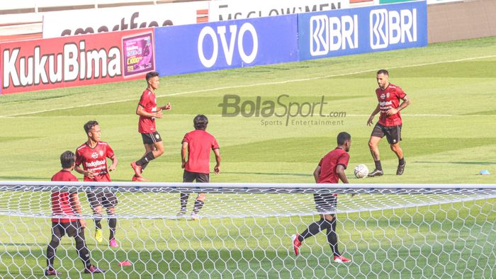 Gelandang asing Bali United, Brwa Nouri, sedang menggiring bola dalam latihannya di Stadion Gelora Bung Karno, Senayan, Jakarta, 26 Agustus 2021.