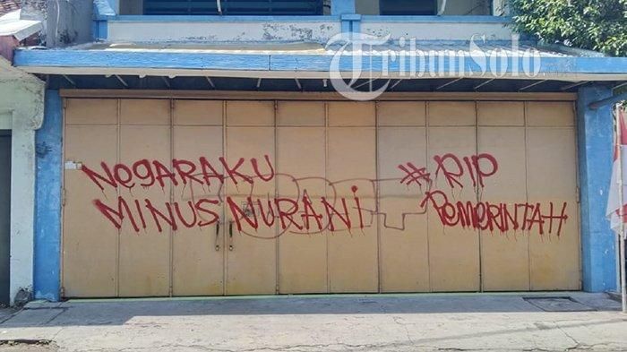 Coretan-coretan vandalisme kritik pemerintah di sudut Kota Solo pada Selasa (24/7/2021).