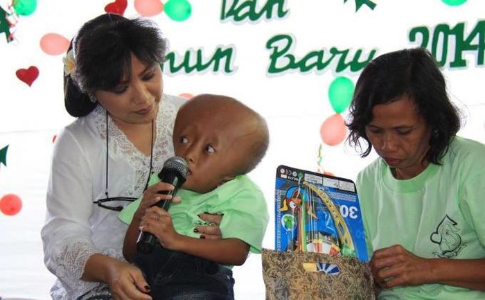 Desainer Semarang Anne Avantie mengadakan kegiatan peringatan hari Natal dan tahun baru 2014 bersama anak-anak penderita hydrocephalus di Wisma Kasih Bunda jalan Sanggung Barat, Kesatrian Semarang, Selasa (24/12/2013). 
