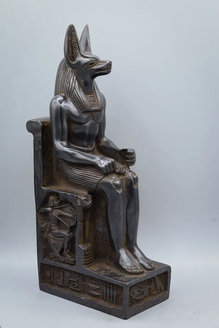 Anubis dalam kepercayaan Mesir Kuno dianggap sebagai dewa kematian dengan wujud kepala anjing dan badan manusia.