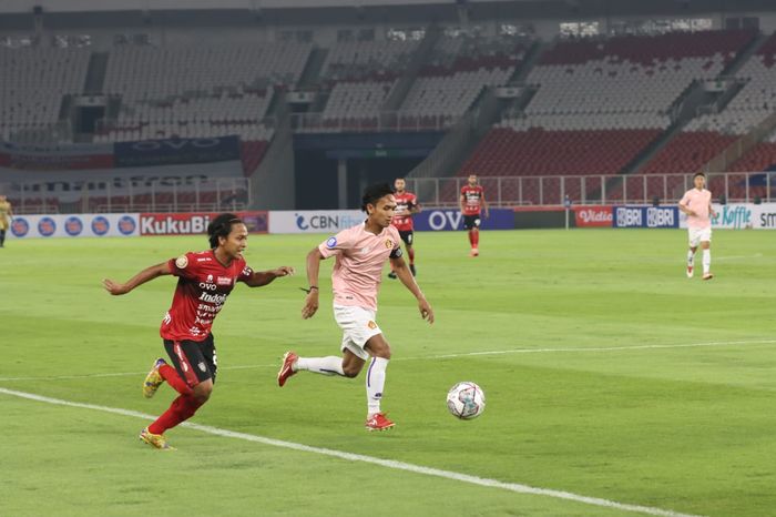 Duel antara Fahmi Al Ayyubi dan Risna Prahalabenta pada laga pembula Liga 1 2021, Bali United Vs Persik Kediri.