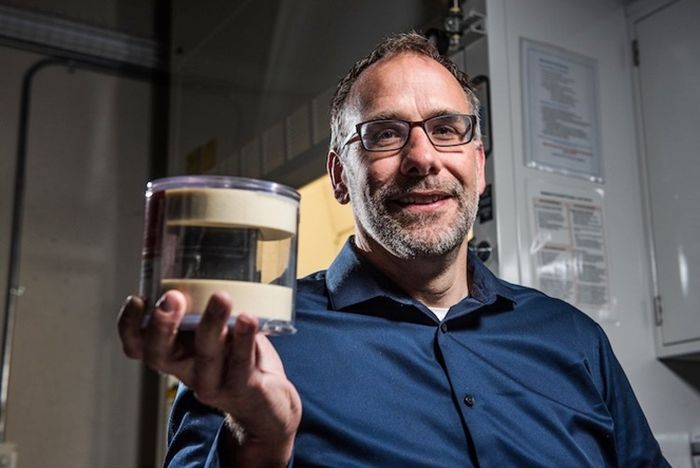 Ilmuwan forensik nuklir Jon Schwantes mengangkat kubus uranium yang disimpan di Laboratorium Nasional Pacific Northwest.