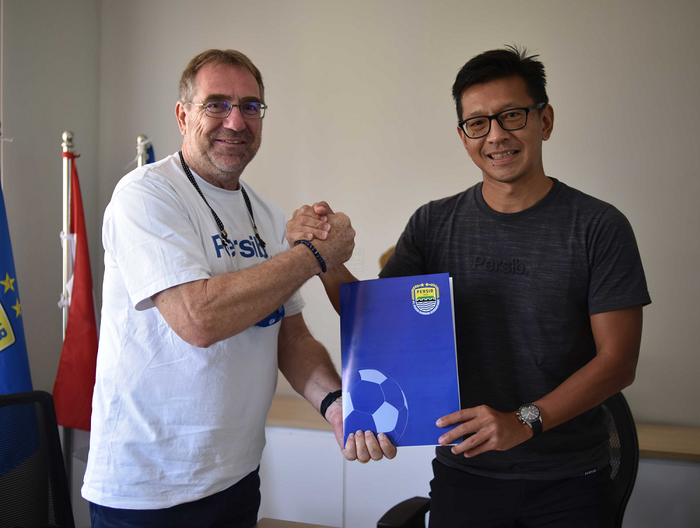 Robert Rene Alberts perpanjang kontrak di Persib Bandung.