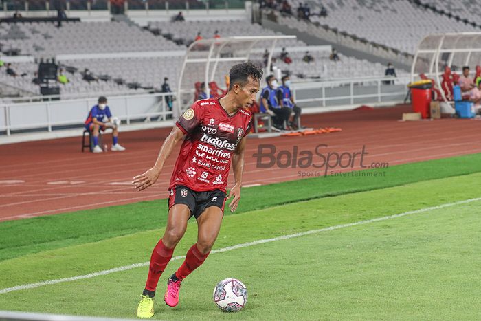 Pemain sayap kanan Bali United, Muhammad Rahmat, sedang menguasai bola dalam laga pekan pertama Liga 1 2021 menghadapi Persik Kediri di Stadion Gelora Bung Karno, Senayan, Jakarta, 27 Agustus 2021.