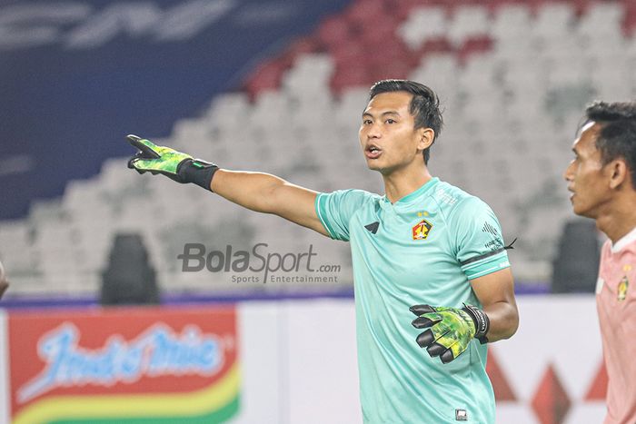 Kiper Persik Kediri, Dikri Yusron, sedang memberikan arahan kepada rekan-rekannya dalam laga pekan pertama Liga 1 2021 menghadapi Bali United di Stadion Gelora Bung Karno, Senayan, Jakarta, 27 Agustus 2021.