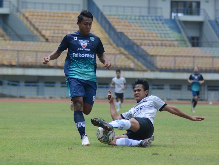 Dimas Juliono Pamungkas mengadang Febri Hariyadi pada latih tanding di Stadion Gelora Bandung Lautan Api, Sabtu, 28 Agustus 2021.