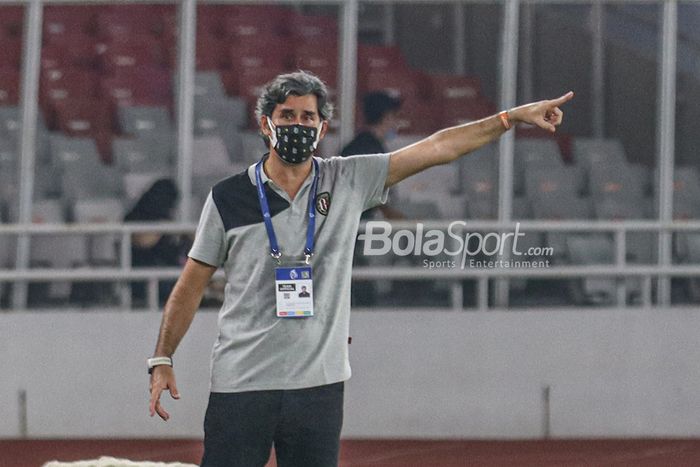 Pelatih Bali United, Stefano Cugurra, sedang memberikan intruksi kepada para pemainnya dalam laga pekan pertama Liga 1 2021 melawan Persik Kediri di Stadion Gelora Bung Karno, Senayan, Jakarta, 27 Agustus 2021.