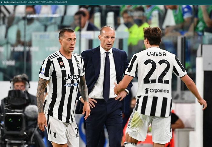 Massimiliano Allegri memberi instruksi pada dua pemain Juventus, Federico Chiesa dan Federico Bernardeschi pada laga melawan Empoli, Sabtu (28/8/2021) atau Minggu dini hari WIB.