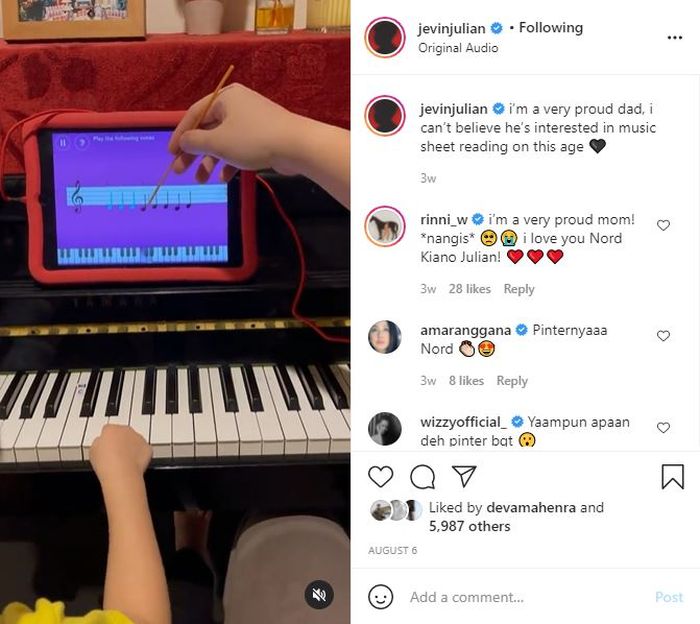 Unggahan Jevin Julian yang sedang mengajarkan membaca notasi musik pada anaknya, Nochi.